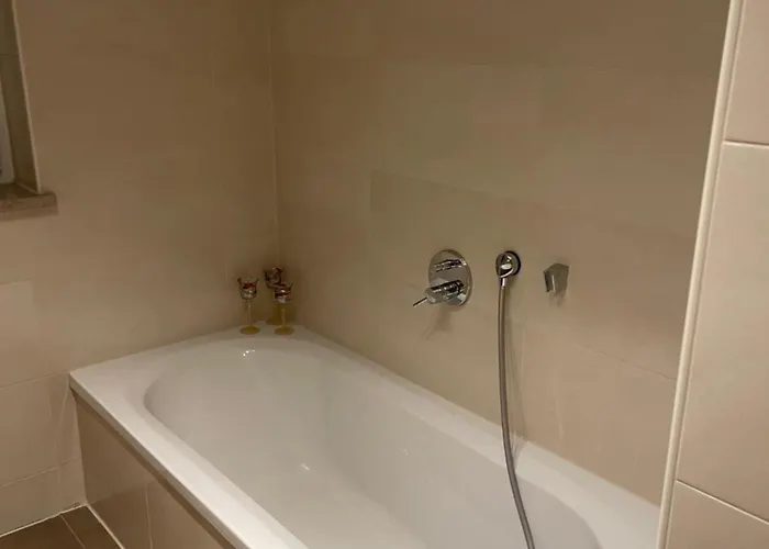 Helle Grosszuegige Ruhige Dreizimmerwohnung In Altstadtnaehe Mit Tiefgaragenstellplatz *