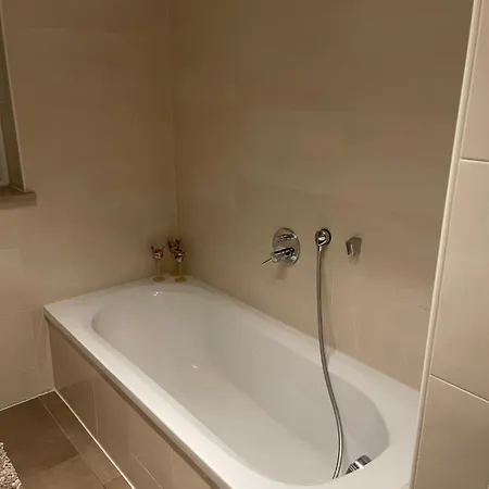 Helle Grosszuegige Ruhige Dreizimmerwohnung In Altstadtnaehe Mit Kostenlosem Tiefgaragenstellplatz *