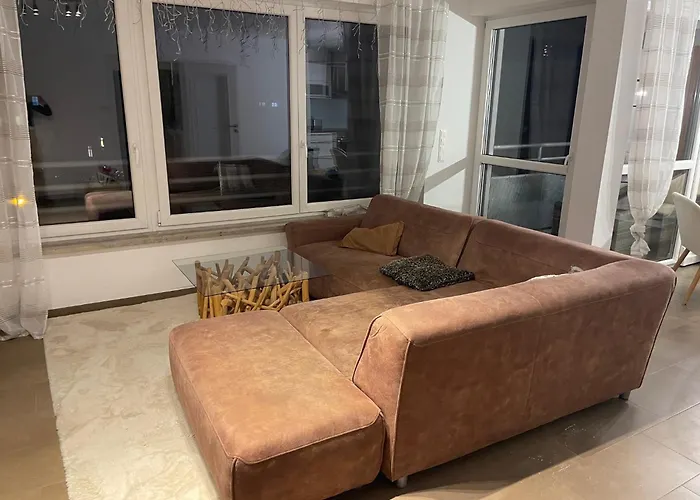 Helle Grosszuegige Ruhige Dreizimmerwohnung In Altstadtnaehe Mit Kostenlosem Tiefgaragenstellplatz * 兰茨胡特